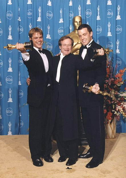 Com Matt Damon e Ben Affleck, na noite em que recebeu o Oscar por Gênio Indomável (1997), filme da dupla de amigos