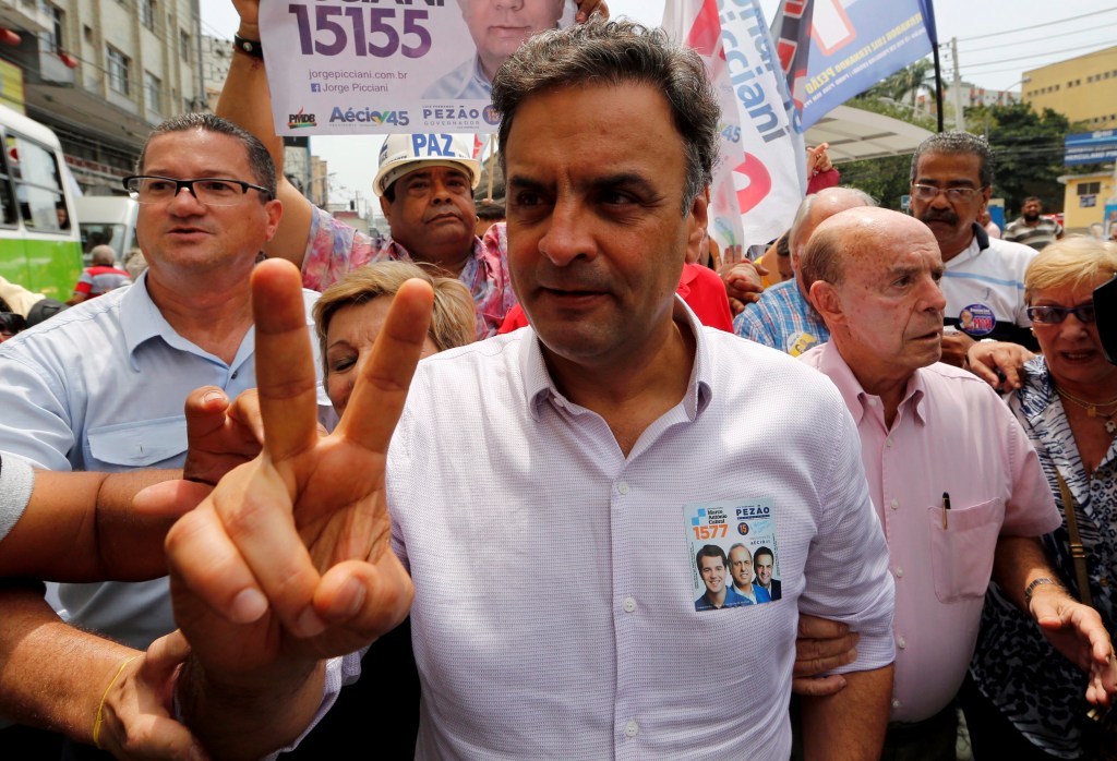 Rio: Aécio Neves em campanha no Mercadão de Madureira