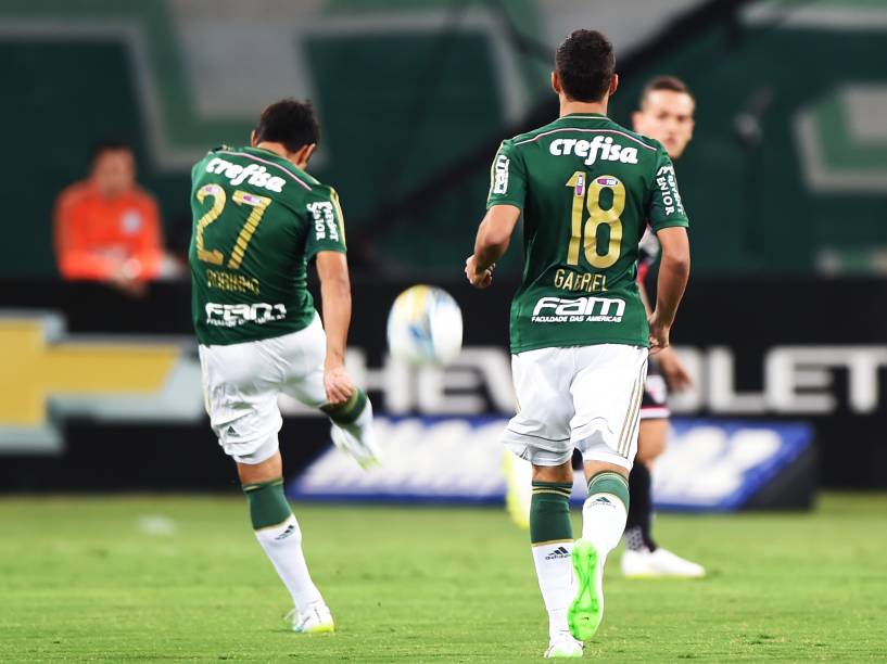 O jogador Robinho do Palmeiras marca o primeiro gol contra o São Paulo, na noite desta quarta-feira (25), em partida válida pela 12ª rodada do Campeonato Paulista, na Arena Palmeiras, na Capital Paulista