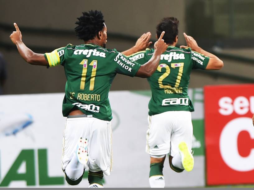 Robinho, do Palmeiras, comemora após marcar gol em partida contra o São Paulo, válida pela 12ª rodada do Campeonato Paulista, no Allianz Parque, na zona oeste da capital paulista, nesta quarta-feira (25)