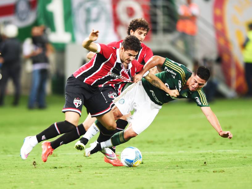 Alexandre Pato, do São Paulo, e Cristaldo, do Palmeiras, em lance da partida válida pela 12ª rodada do Campeonato Paulista 2015, no Allianz Parque, na zona oeste da capital paulista, nesta quarta-feira (25)