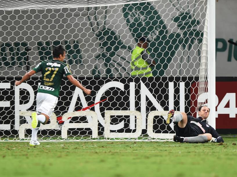 O jogador Robinho do Palmeiras marca o primeiro gol contra o São Paulo, na noite desta quarta-feira (25), em partida válida pela 12ª rodada do Campeonato Paulista, na Arena Palmeiras, na Capital Paulista