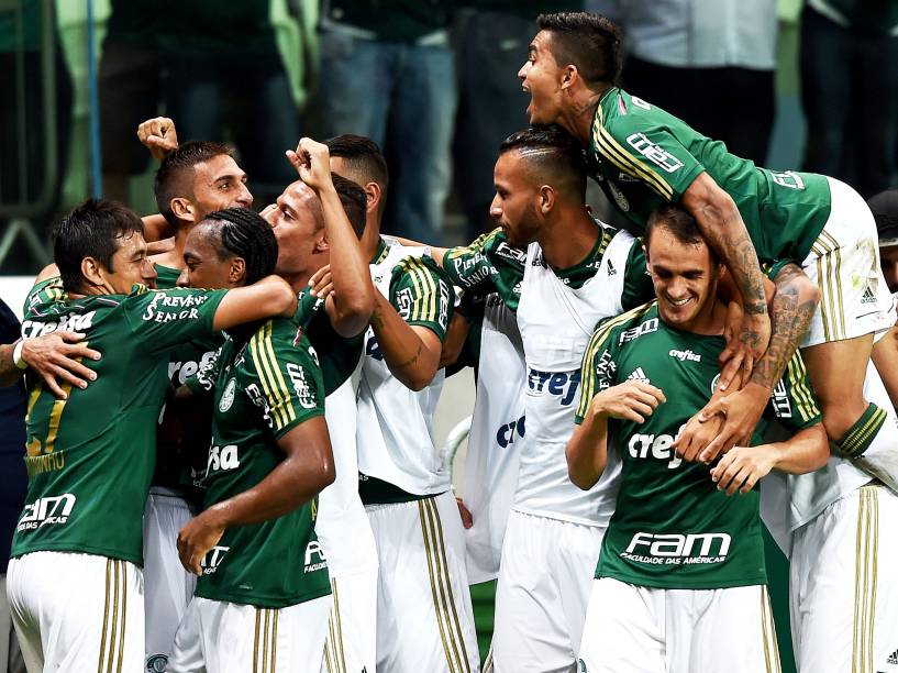 Jogadores do Palmeiras comemoram o terceiro gol contra o São Paulo, em partida válida pela 12ª rodada do Campeonato Paulista, no Allianz Parque, na zona oeste da capital paulista, nesta quarta-feira (25)
