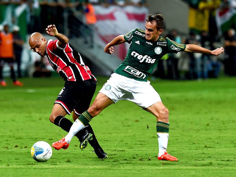 Lucas, do Palmeiras, e Carlinhos do São Paulo, em lance da partida, válida pela 12ª rodada do Campeonato Paulista, no Allianz Parque, na zona oeste da capital paulista, nesta quarta-feira (25)