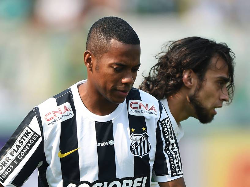 Jogadores do Palmeiras e Santos durante partida  no estádio do Pacaembu, pela 29ª rodada do Campeonato Brasileiro 2014, neste domingo (19)