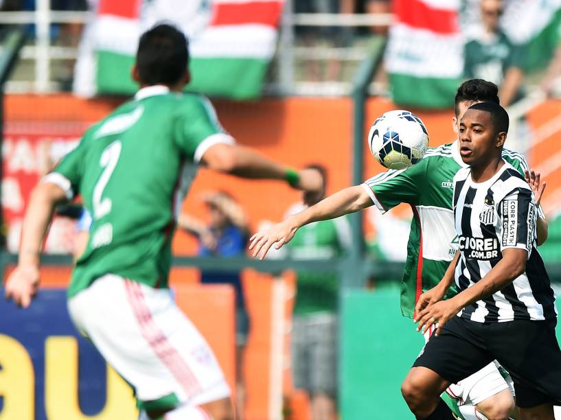 Jogadores do Palmeiras e Santos durante partida no estádio do Pacaembu, pela 29ª rodada do Campeonato Brasileiro 2014, neste domingo (19)