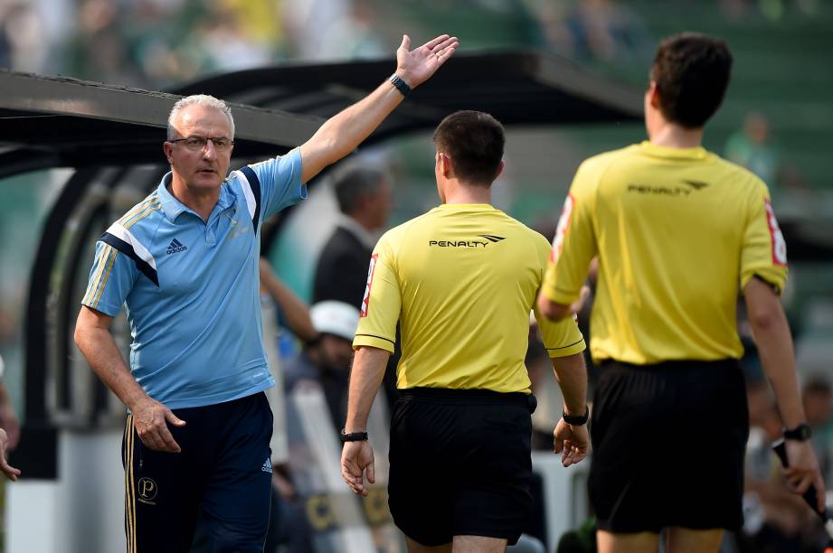 O técnico Dorival Júnior do Palmeiras, durante partida contra o Santos no estádio do Pacaembu, pela 29ª rodada do Campeonato Brasileiro 2014, neste domingo (19)