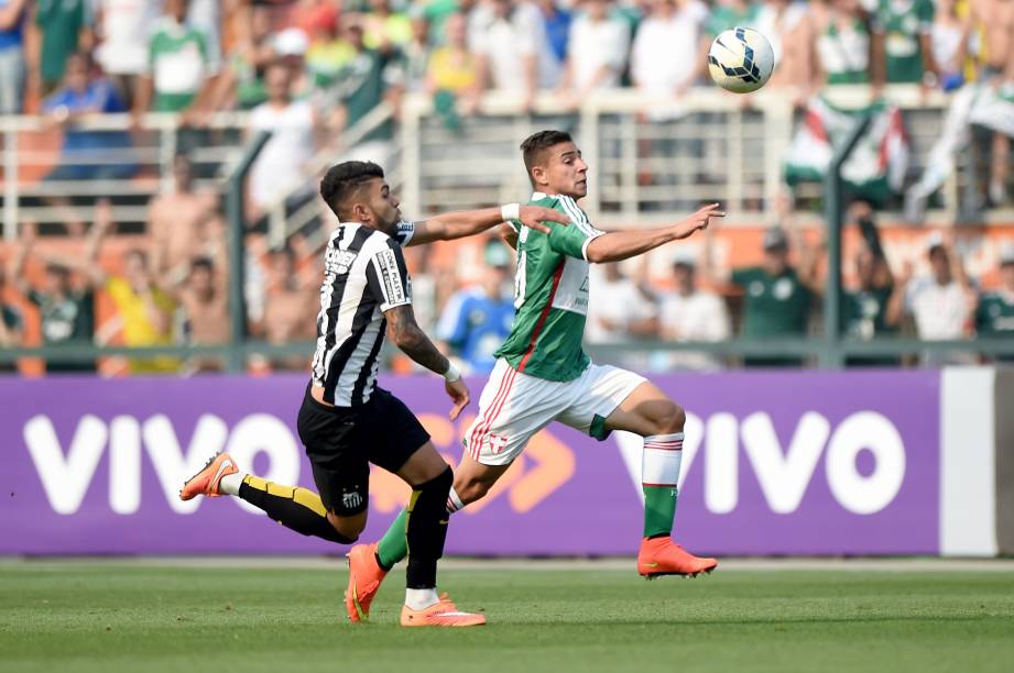 Jogadores do Palmeiras e Santos durante partida no estádio do Pacaembu, pela 29ª rodada do Campeonato Brasileiro 2014, neste domingo (19)