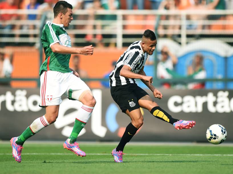  O jogador Geuvanio, do Santos, marca o gol diante do Palmeiras, em partida válida pela 29ª rodada do Campeonato Brasileiro Série A na tarde deste domingo, no Estádio do Pacaembu, em São Paulo