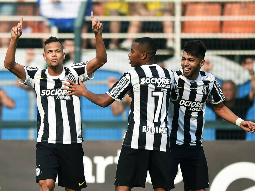 Os jogadores do Santos, comemoram gol diante do Palmeiras, em partida válida pela 29ª rodada do Campeonato Brasileiro Série A na tarde deste domingo, no Estádio do Pacaembu, em São Paulo