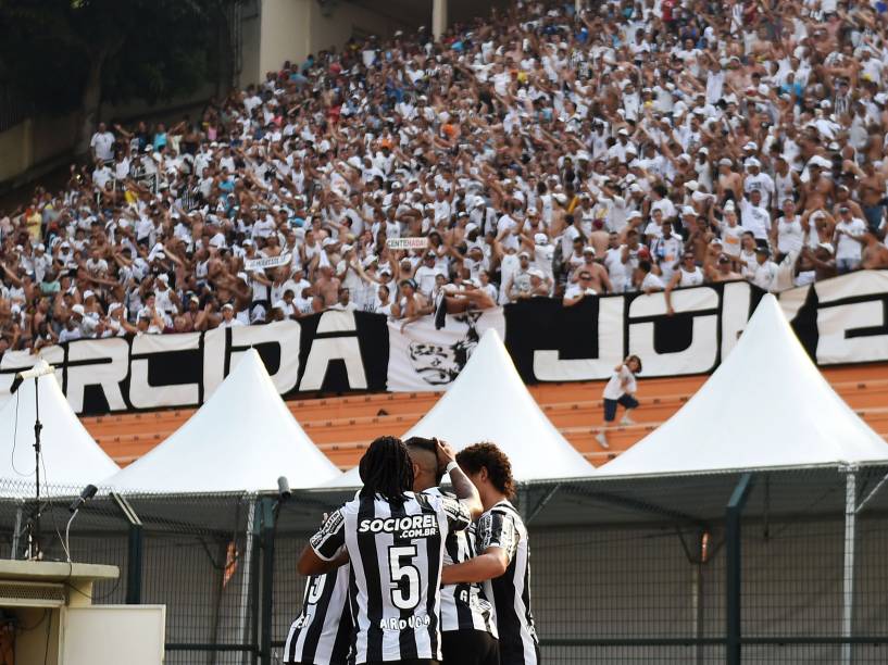 Os jogadores do Santos, comemoram gol diante do Palmeiras, em partida válida pela 29ª rodada do Campeonato Brasileiro Série A na tarde deste domingo, no Estádio do Pacaembu, em São Paulo