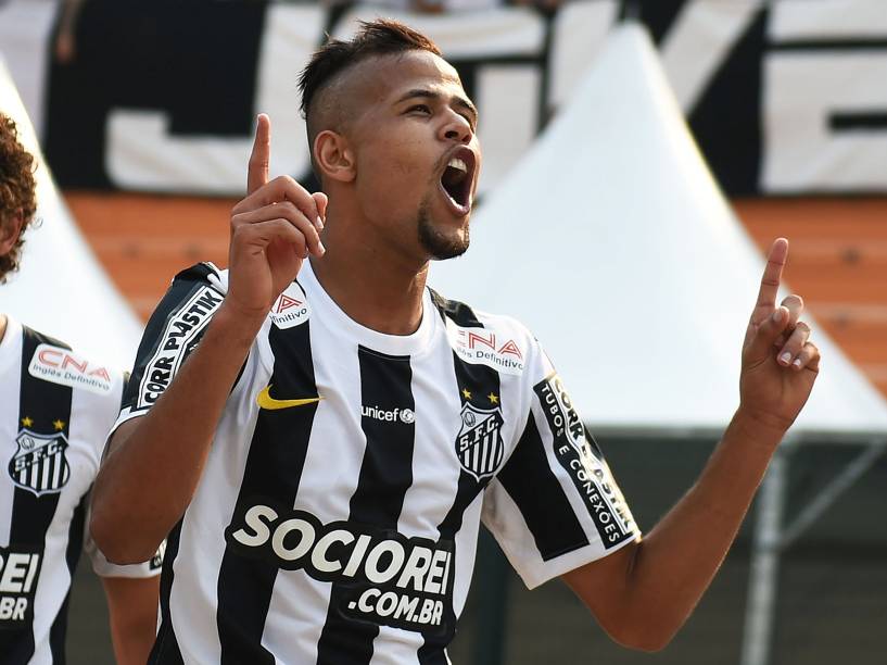 O jogador Geuvanio, do Santos, comemora gol diante do Palmeiras, em partida válida pela 29ª rodada do Campeonato Brasileiro Série A na tarde deste domingo, no Estádio do Pacaembu, em São Paulo