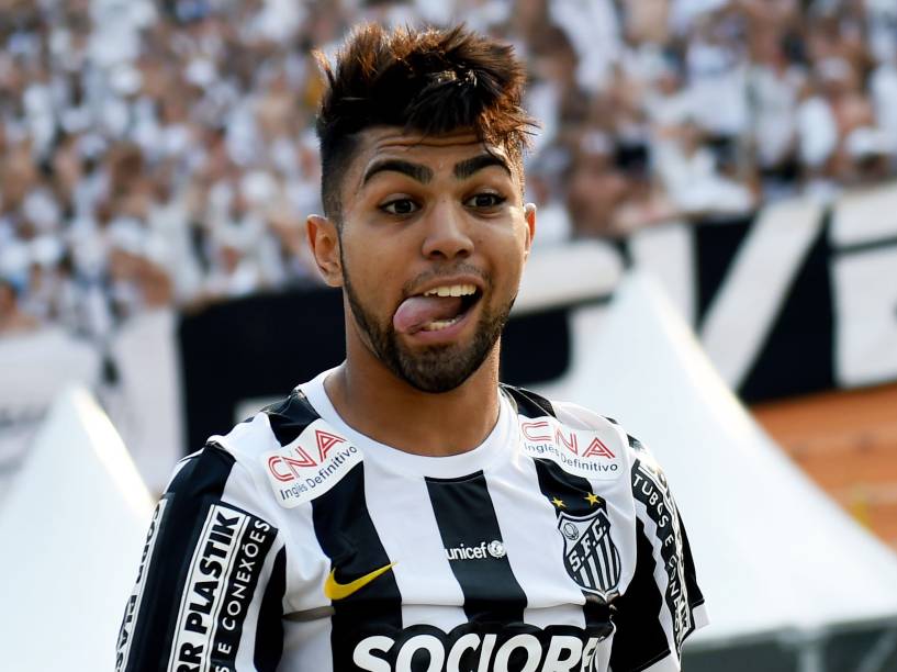 O jogador Gabriel do Santos comemora o gol diante do Palmeiras, em partida válida pela 29ª rodada do Campeonato Brasileiro Série A na tarde deste domingo, no Estádio do Pacaembu, em São Paulo