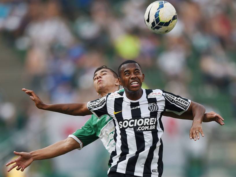 Jogadores do Palmeiras e Santos durante partida no estádio do Pacaembu, pela 29ª rodada do Campeonato Brasileiro 2014, neste domingo (19)