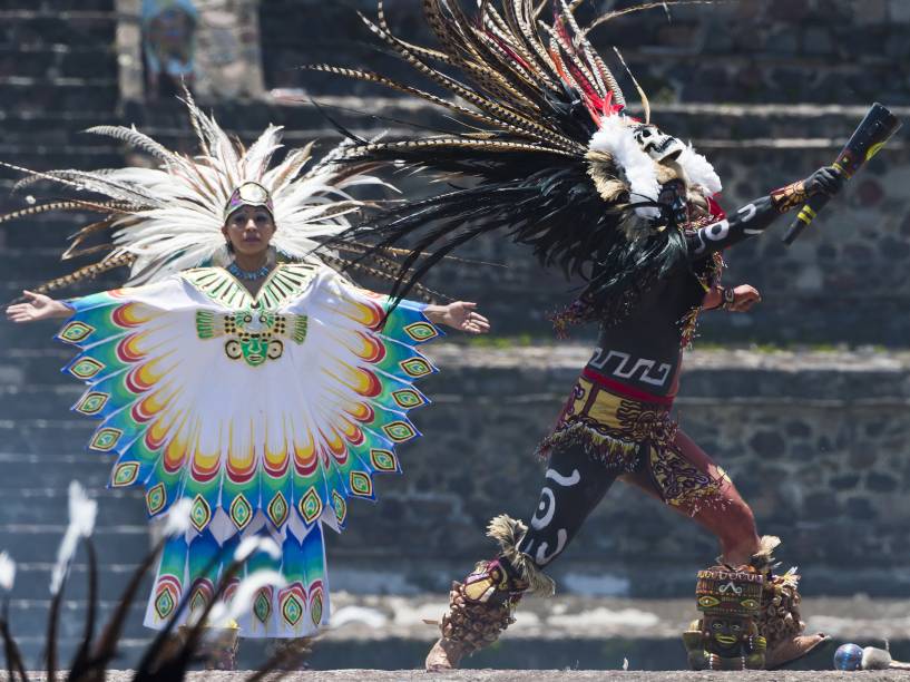 Homens vestidos com roupas astecas se apresentam durante cerimônia de apresentação da tocha dos Jogos Pan-Americanos de 2015, no México