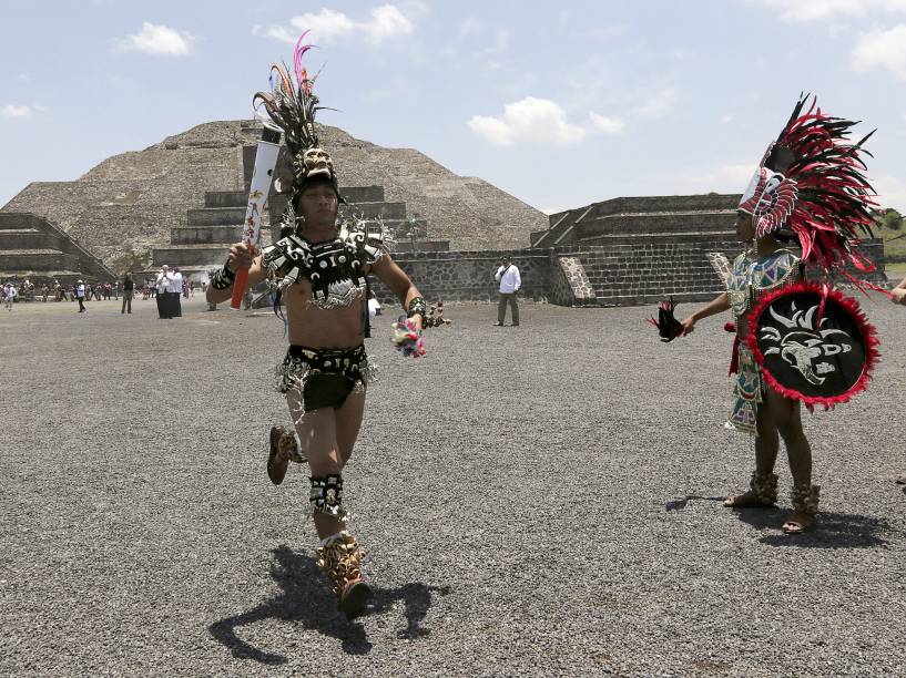 Homem corre com a tocha dos Jogos Pan-Americanos durante cerimônia de ignição do Fogo Novo, no México