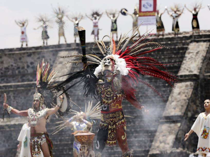 Homens vestidos com roupas astecas se apresentam durante cerimônia de apresentação da tocha dos Jogos Pan-Americanos de 2015, no México