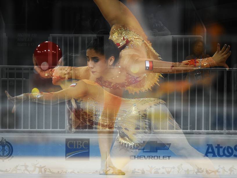 Equipes retratadas em múltipla exposição no primeiro dia de competições da ginástica rítmica no Pan-Americano de Toronto, no Canadá