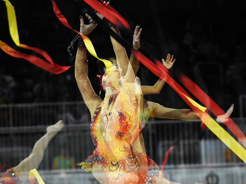 Equipes retratadas em múltipla exposição no primeiro dia de competições da ginástica rítmica no Pan-Americano de Toronto, no Canadá