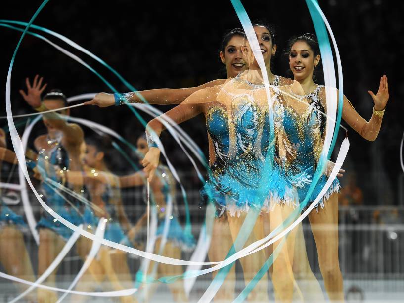 Equipes retratadas em múltipla exposição no primeiro dia de competições da ginástica rítmica no Pan-Americano de Toronto, no Canadá