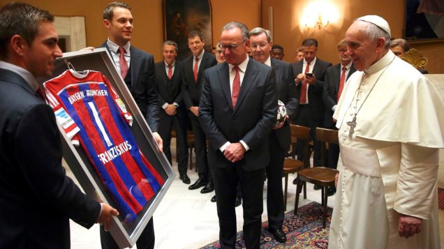 Lahm, Neuer e Rummenigge entregam uma camisa do Bayern de Munique ao papa Francisco, no Vaticano, um dia depois da goleada sobre a Roma, 7 a 1