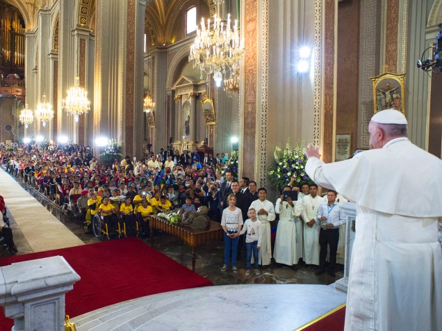 Papa Francisco fala com fiéis na Catedral de Morelia, no México, nesta quarta (17)
