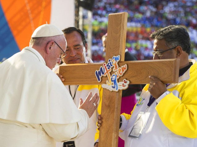 Papa Francisco abençoa crucifixo durante encontro com jovens, no estádio Jose Maria Morelos y Pavon, na cidade de Morelia, no México, nesta quarta (17)