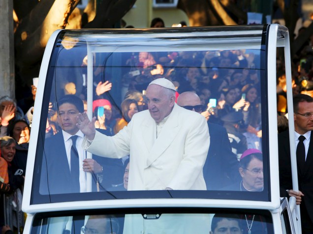 Papa Francisco acena para a multidão, ao deixar a capital Cidade do México, rumo à Ciudad Juarez, nesta quarta (17), na última parada em sua visita ao México.