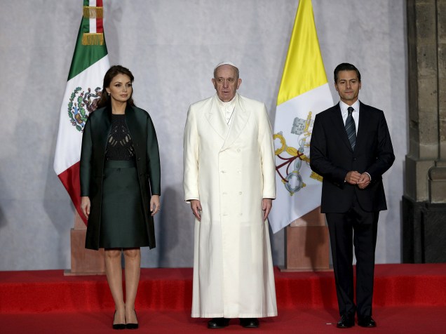Papa Francisco é recebido pelo Presidente mexicano Enrique Peña, no Palácio Nacional