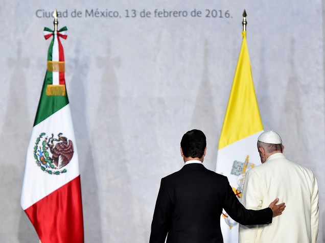 Papa Francisco é recebido pelo Presidente mexicano Enrique Peña, no Palácio Nacional