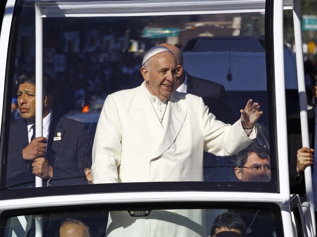 Papa Francisco acena para a multidão enquanto passa com o papa móvel na Cidade do México neste sábado (13)