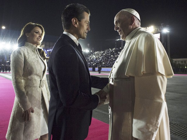 Papa Francisco é recebido pelo presidente mexicano, Enrique Pena Nieto, e a primeira-dama, Angelica Rivera, em sua chegada ao Aeroporto Internacional Benito Juarez, na Cidade do México