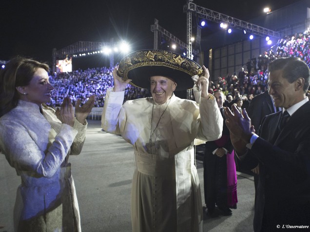Papa Francisco é recebido pelo presidente mexicano, Enrique Pena Nieto, e a primeira-dama, Angelica Rivera, em sua chegada ao Aeroporto Internacional Benito Juarez, na Cidade do México