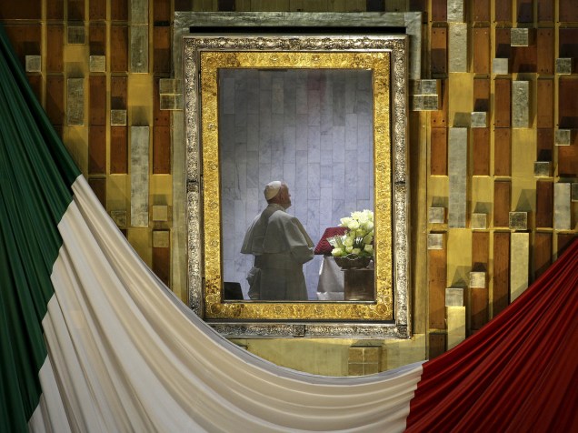 O papa Francisco faz oração perante Nossa Senhora de Guadalupe no chamado "camarim" da basílica mexicana, onde a imagem da santa é preservada