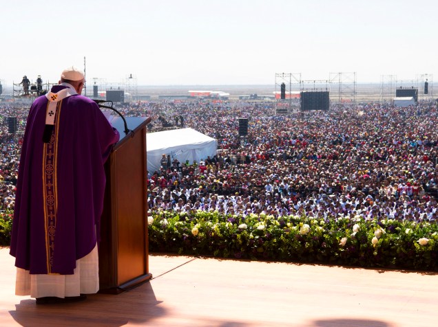 Papa Francisco celebra missa em San Cristobal de Las Casas, no México, nesta segunda-feira (15)