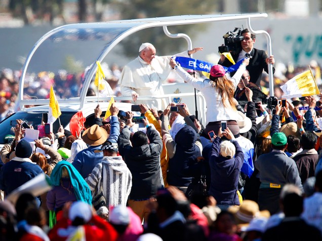 Papa Francisco chega com o seu Papa-móvel, para celebrar missa em San Cristobal de Las Casas, no México, nesta segunda-feira (15)