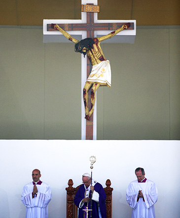 Papa Francisco celebra missa no estádio Venustiano Carranza, em Morelia, no México, nesta terça-feira (16)