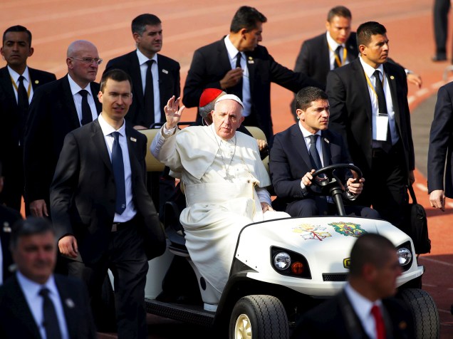 Papa Francisco chega no estádio Venustiano Carranza, dirigindo um carrinho de golfe, para celebrar missa, em Morelia, no México, nesta terça-feira (16)