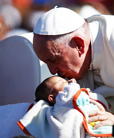 Papa Francisco beija criança, ao chegar em San Cristoban de Las Casas, no México,para celebrar missa, nesta segunda-feira (15)