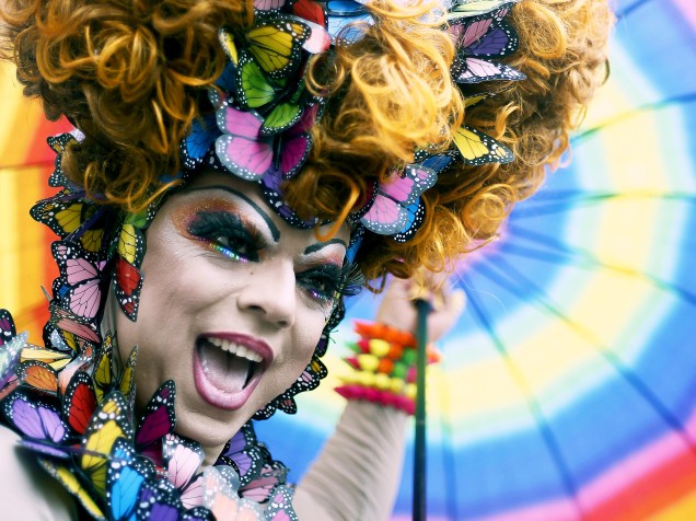 Drag queen é fotograda na 19ª Parada do Orgulho LGBT de SP 2015