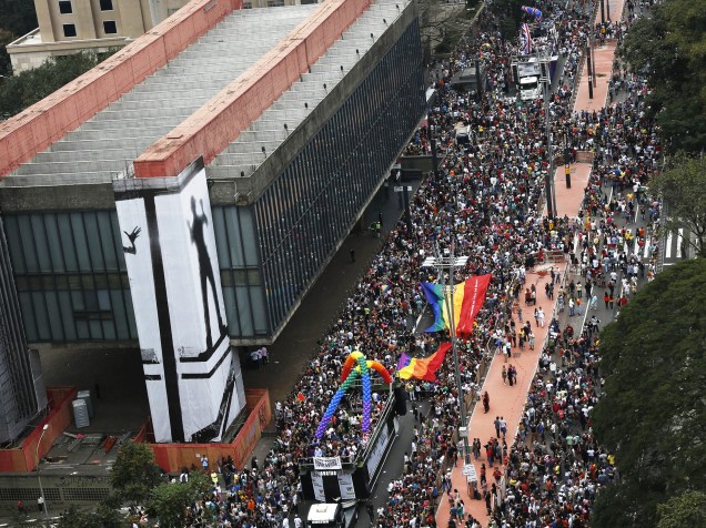 Foliões durante a parada do Orgulho Gay na avenida Paulista, em São Paulo