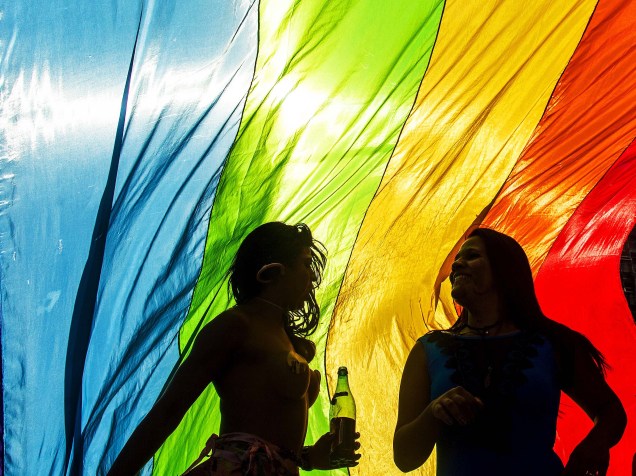 Participantes durante a 19ª Parada do Orgulho LGBT de SP 2015, na Avenida Paulista neste domingo (07)
