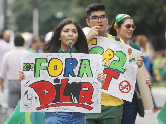 Movimentação do protesto contra o governo Dilma Rousseff (PT) na Avenida Paulista em São Paulo, SP, neste domingo (13). A manifestação foi organizada pelo movimento Vem Pra Rua