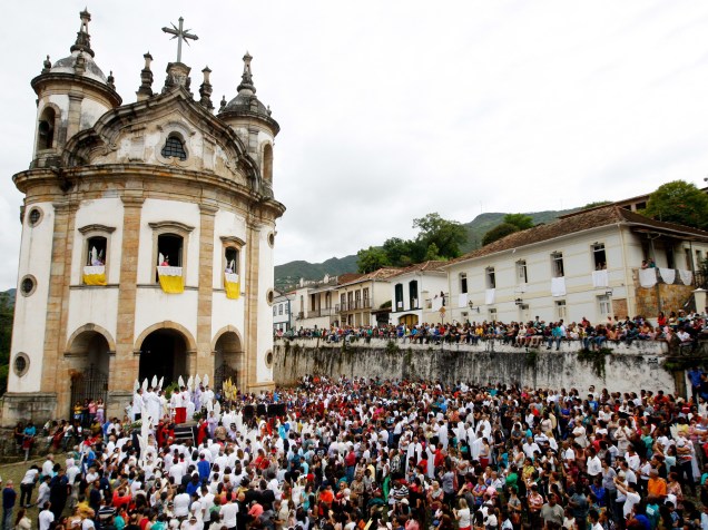 Neste domingo, centenas de pessoas participam de missa e procissão na cidade histórica de Ouro Preto, em Minas Gerais