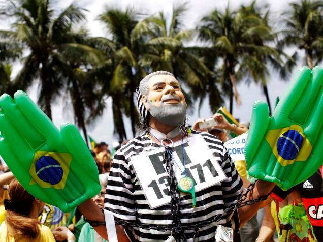Protestos contra o governo, na Praia de Copacabana, no Rio de Janeiro (RJ), neste domingo (13)