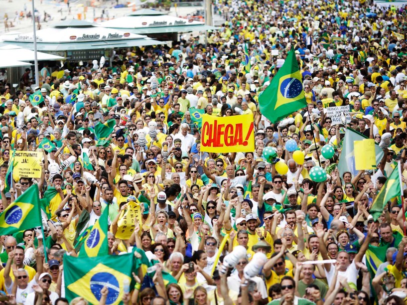 Ato contra a corrupção e a presidente Dilma Rousseff, em Copacabana, Rio de Janeiro, neste domingo (13)