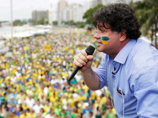 Marcelo Madureira durante ato contra a corrupção e a presidente Dilma Rousseff, em Copacabana, Rio de Janeiro, neste domingo (13)