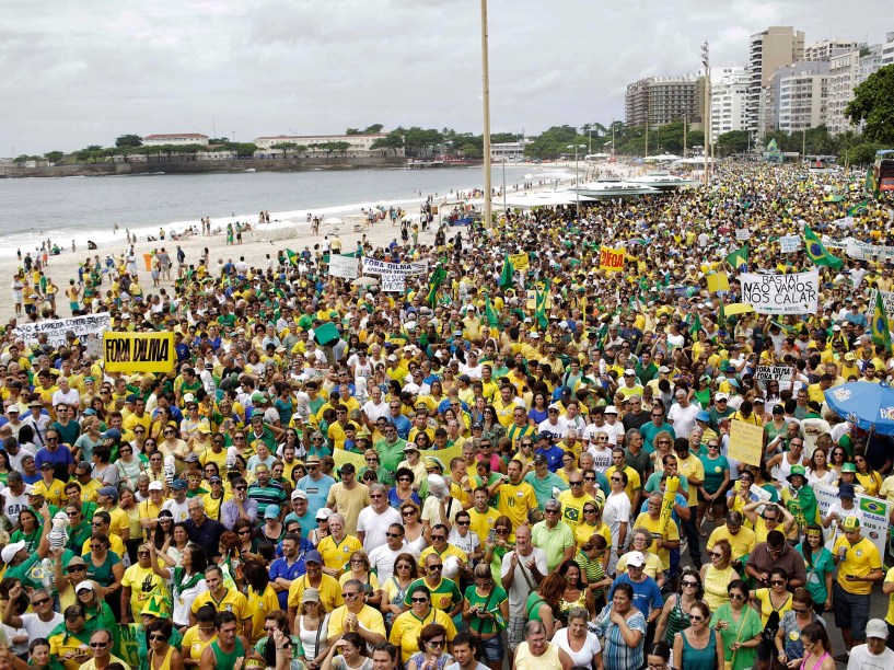 Ato contra a corrupção e a presidente Dilma Rousseff, em Copacabana, Rio de Janeiro, neste domingo (13)