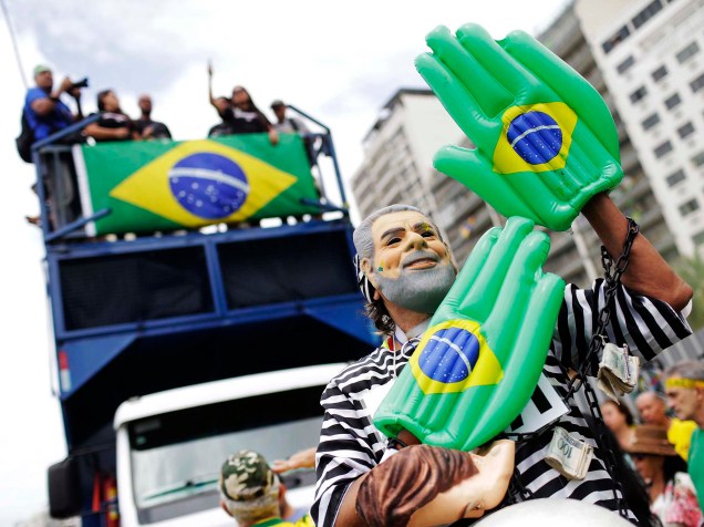 Ato contra a corrupção e a presidente Dilma Rousseff, em Copacabana, Rio de Janeiro, neste domingo (13)