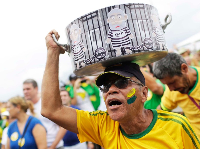 Ato contra a corrupção e a presidente Dilma Rousseff, em Copacabana, Rio de Janeiro, neste domingo (13)